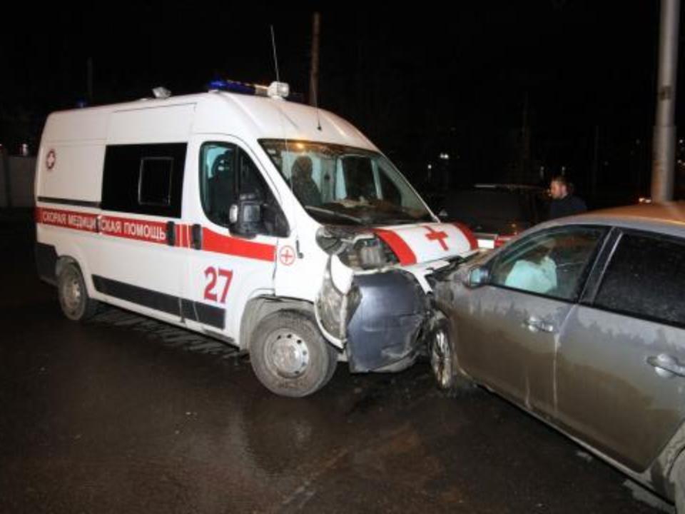 Вечернее лобовое столкновение скорой помощи и «Мазды» в Иркутске