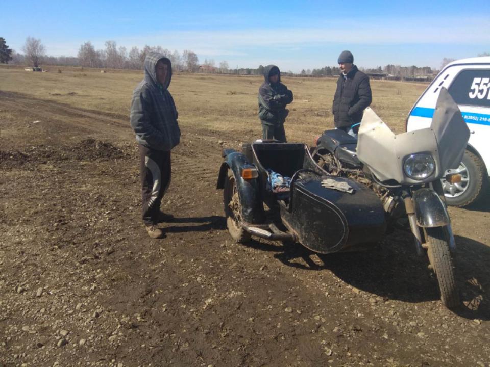 Пьяный мотоциклист и пассажир-сборщик конопли задержаны в Балаганском районе Иркутской области