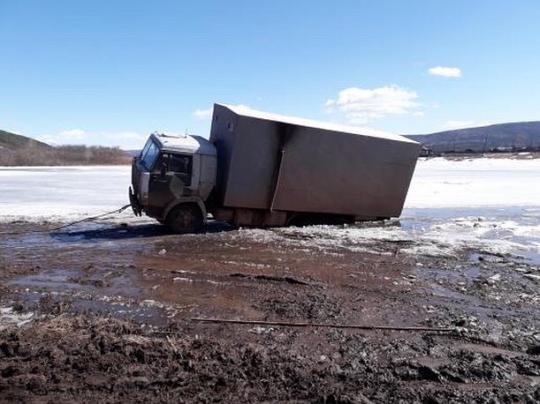 КамАЗ частично ушел под лед на закрытой переправе в Прибайкалье