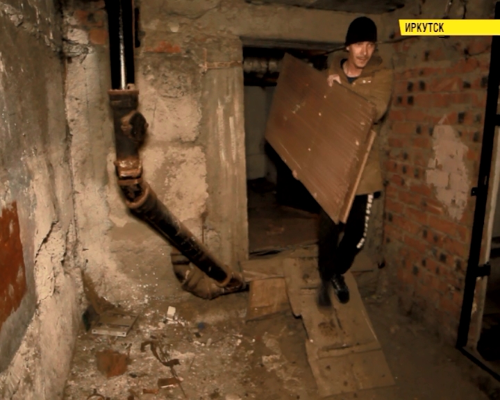 В Октябрьском округе Иркутска чистят подвалы жилых домов