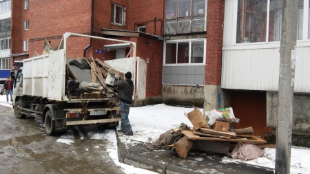 В Октябрьском округе приступили к очистке чердачных и подвальных помещений жилых домов