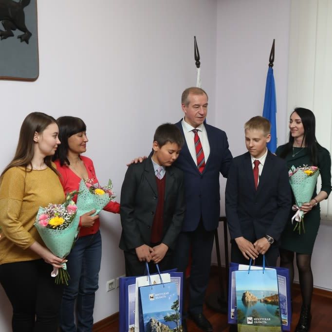 Сергей Левченко наградил пятиклассников, которые спасли от пожара садоводство