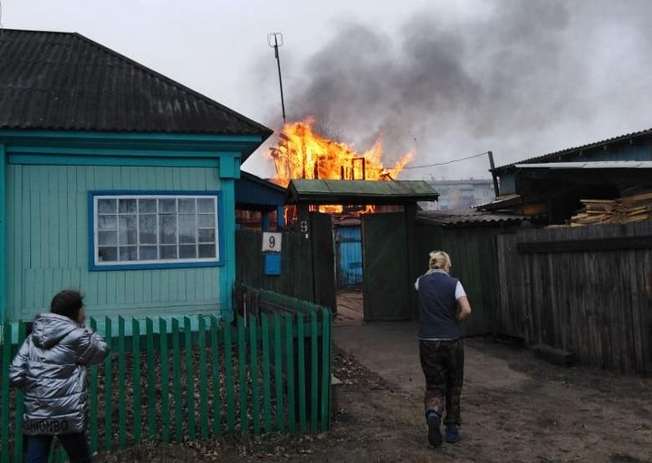 В Чуне пожарные отстояли от огня жилой дом