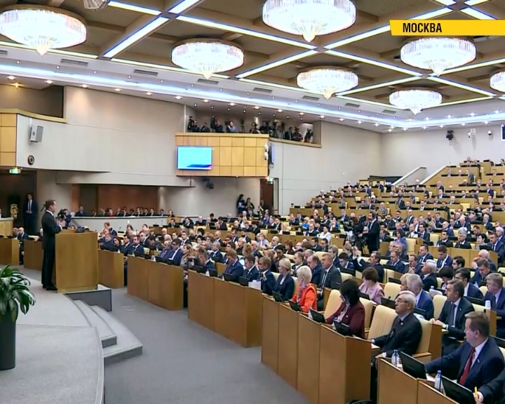 Политики обсуждают отчет председателя правительства России Дмитрия Медведева перед Госдумой