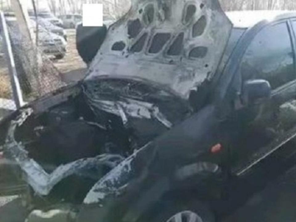 В Иркутске Ford Fusion загорелся после тарана дорожного ограждения