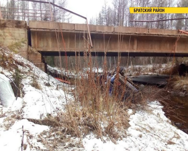 В Братском районе подростки в автомобиле упали с моста