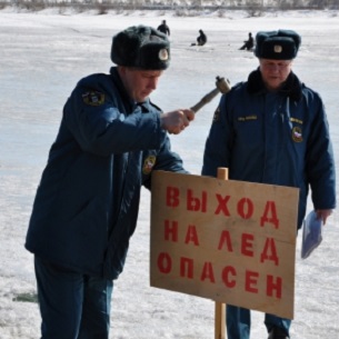 Рыбак провалился под лед Ангары на «квадратах» в Иркутске