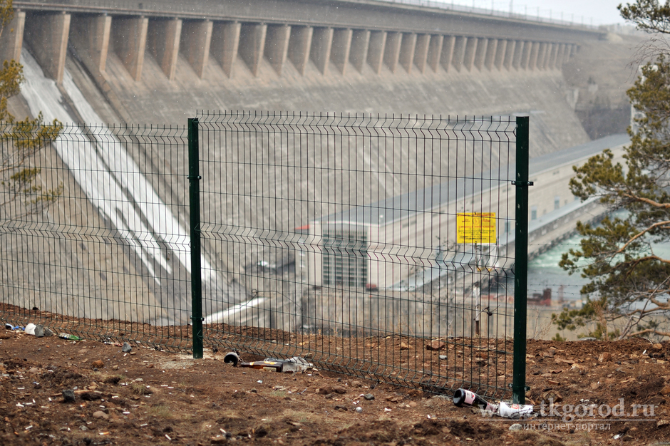 Посетители смотровой площадки Братской ГЭС сбрасывают мусор прямо с террас