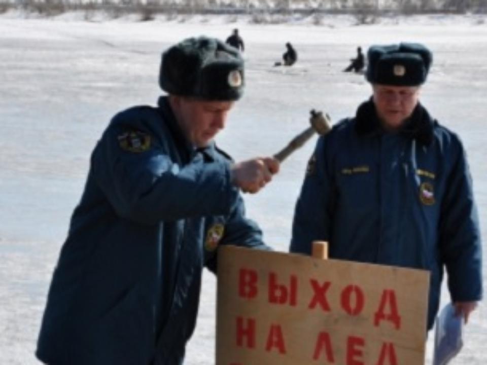 Рыбак провалился под лед в Иркутске