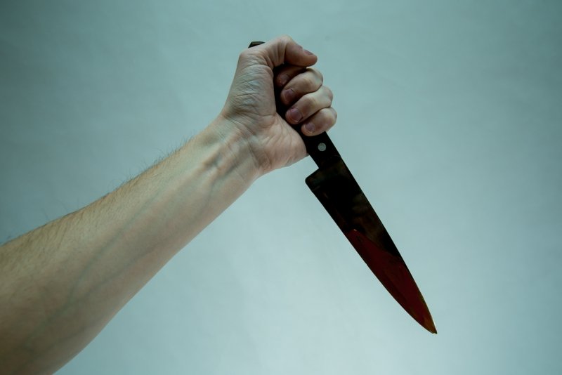 Вооруженный ножом мужчина ограбил квартиру на улице Сурикова в Иркутске