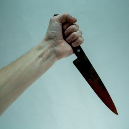 Вооруженный ножом мужчина ограбил квартиру на улице Сурикова в Иркутске