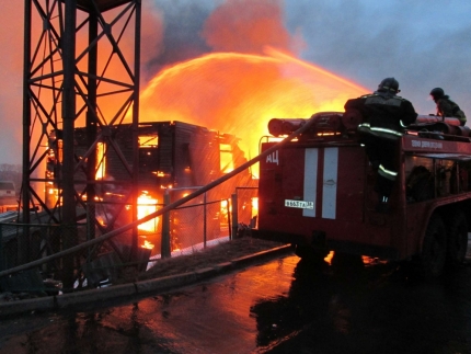 25 человек эвакуировали из горящего двухэтажного дома в Иркутской области