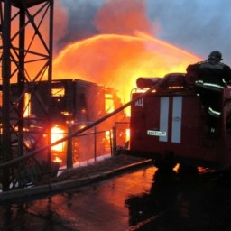 25 человек эвакуировали из горящего двухэтажного дома в Иркутской области