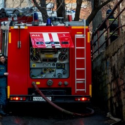 Пожарная машина провалилась под асфальт в Иркутске