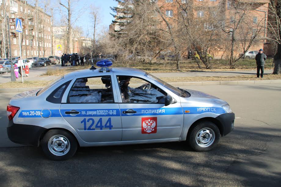Двое мужчин украли аккумулятор и видеорегистратор с автомобиля в Иркутске