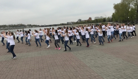 Флешмоб провели в Иркутске в честь Международного дня медицинской сестры