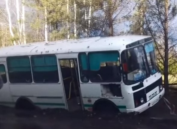 Рейсовый автобус застрял в грязи на одной из дорог в Иркутской области