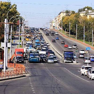 В Иркутске подрядчик начал переделывать некачественное покрытие дороги на Байкальской