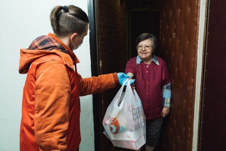 Добровольцы оказывают помощь пенсионерам в Тайшетском районе в период пандемии коронавируса