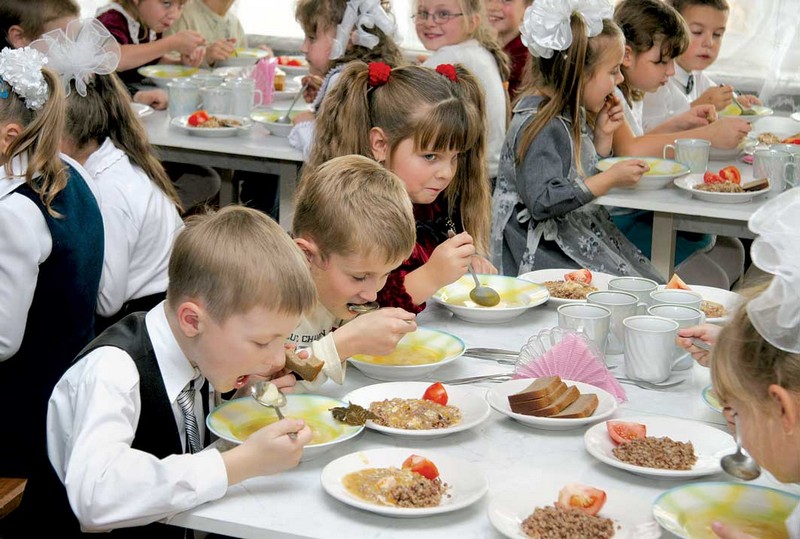 Вопреки желанию губернатора, детей в школах будут кормить лучше