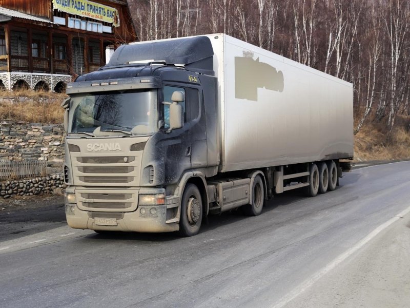 ДТП с фурой и тремя легковушками произошло на федеральной трассе в Иркутской области