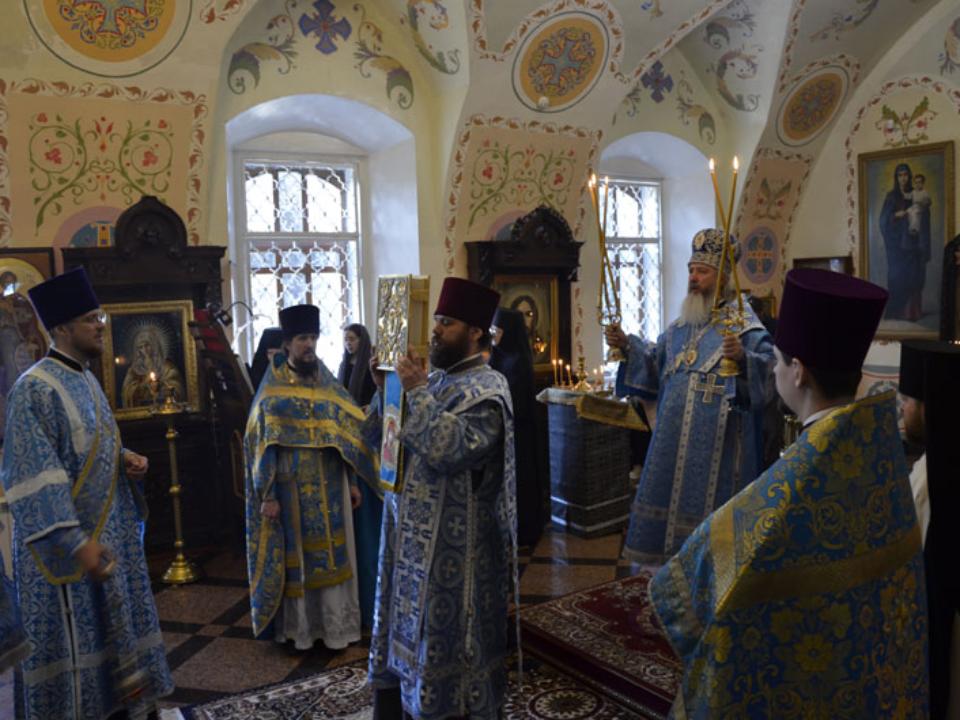 Митрополит Иркутский и Ангарский совершил божественную литургию в Знаменском соборе
