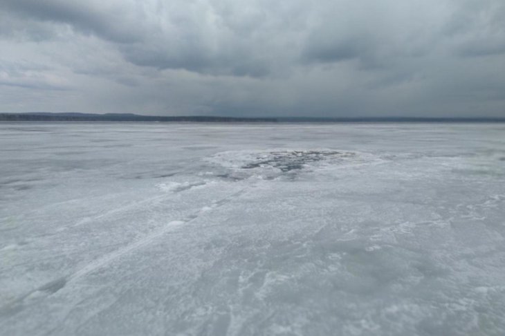 Автомобиль Nissan X-trail провалился под лёд в Иркутском водохранилище