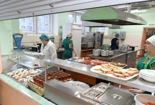 К 1 сентября 2022 года все школьники младших классов Иркутской области будут обеспечены бесплатным горячим питанием