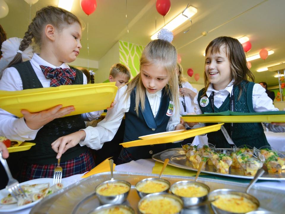 Больше половины иркутских муниципалитетов не готово кормить школьников бесплатными обедами