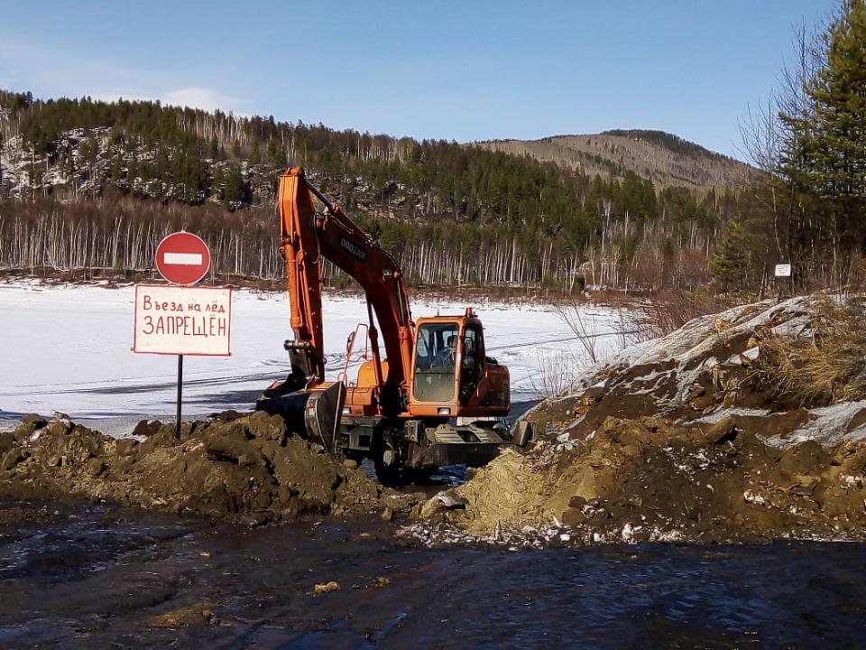 Две ледовые переправы закрыли в Иркутской области