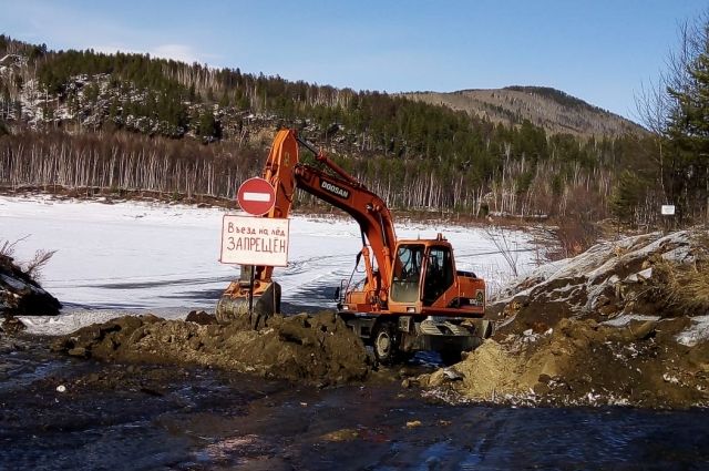 Две ледовые переправы закрыли на реках Киренга и Витим в Иркутской области