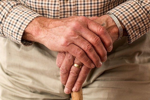 Работающие пенсионеры старше 65 лет могут взять больничный до 19 апреля