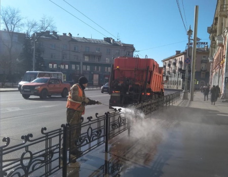 На центральных улицах Иркутска моют и меняют дорожные ограждения