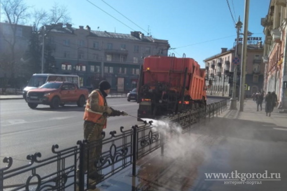 На центральных улицах Иркутска моют и меняют дорожные ограждения