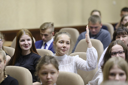 Дмитрий Бердников встретился со старшеклассниками иркутских школ