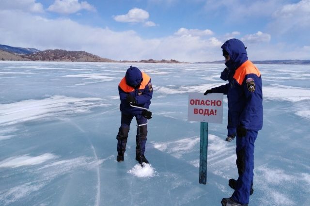На льду Байкала появилась открытая вода