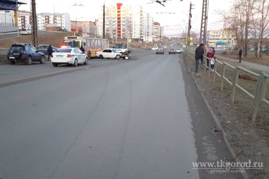 Троллейбус и иномарка столкнулись в Братске. Виновник аварии с места ДТП скрылся