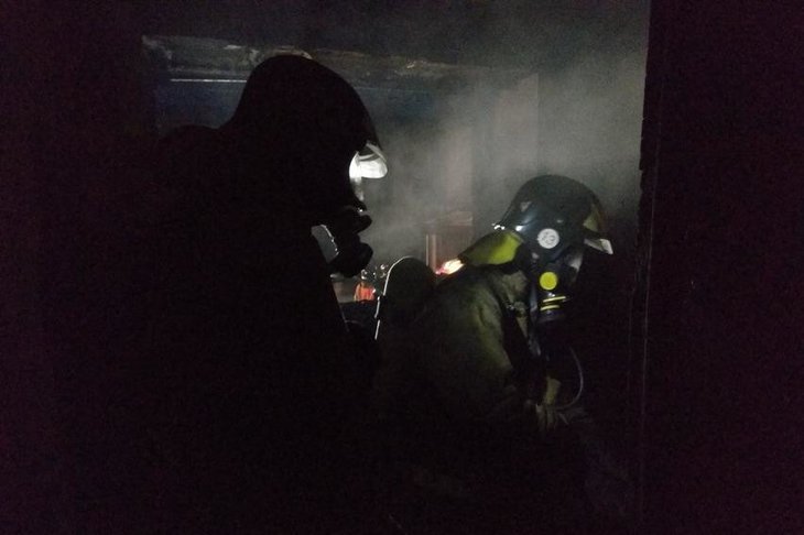 В Братске при пожаре в жилом доме женщина заблудилась в дыму и задохнулась