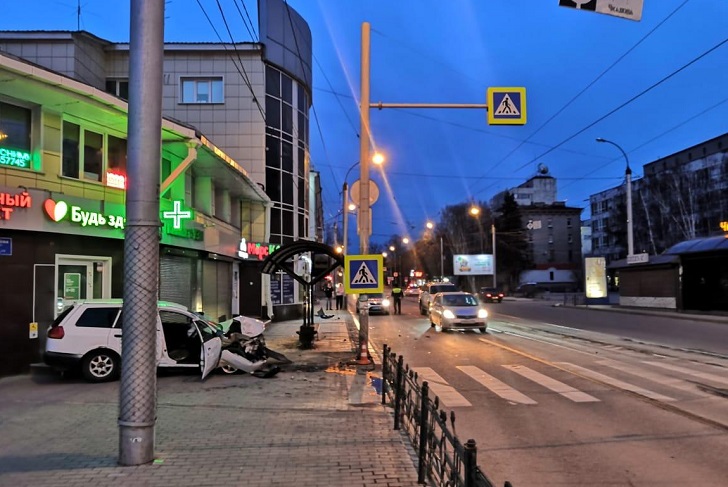 Водитель иномарки врезался в столб возле остановки на Степана Разина