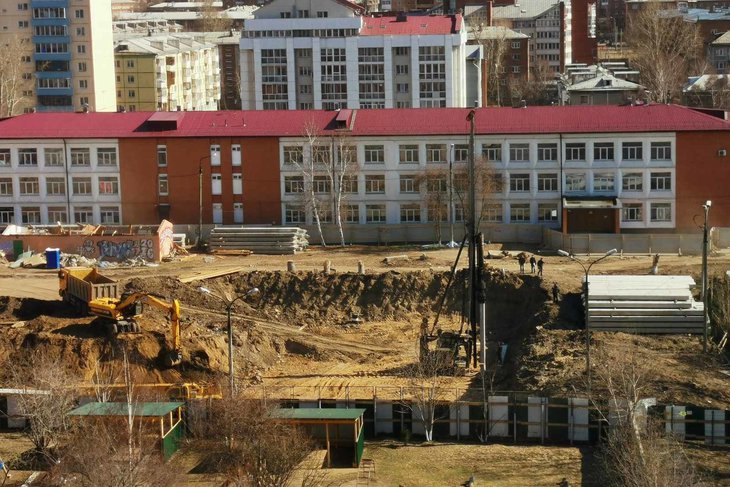 На строительстве нового блока школы №14 в Иркутске приступили к забивке свай