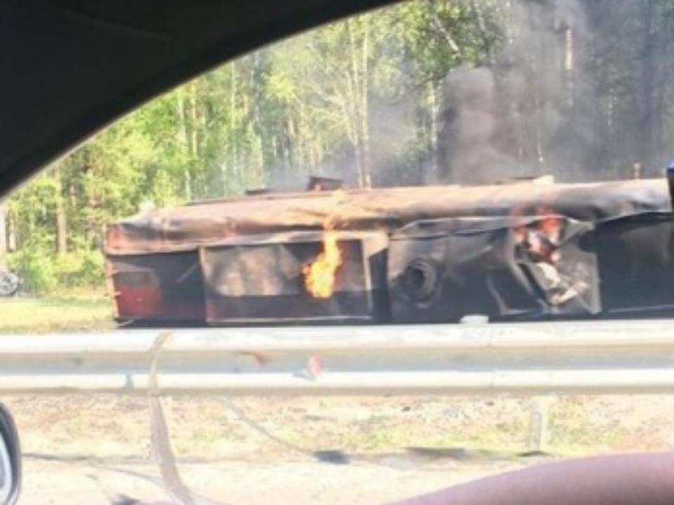В Шелеховском районе на трассе «Байкал» бензовоз опрокинулся и загорелся