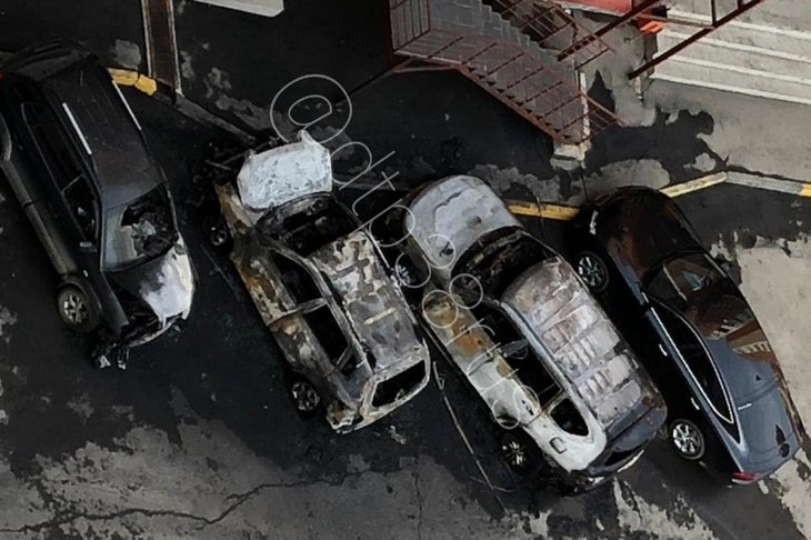 Три автомобиля сгорели ночью в Иркутске