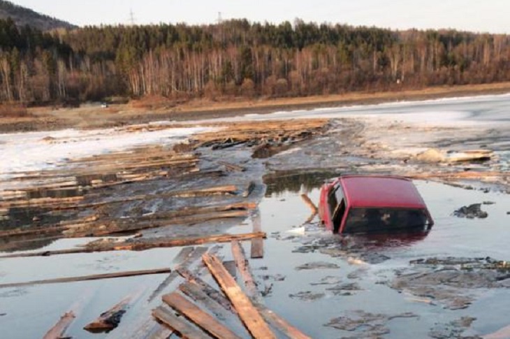 ВАЗ-21099 утонул на ледовой переправе по реке Витим