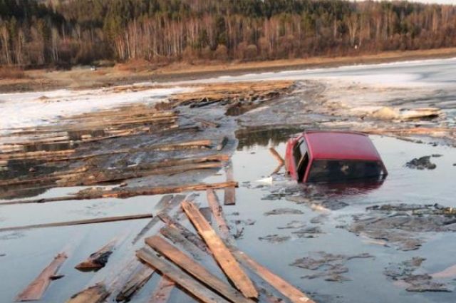 Автомобиль провалился под лёд на закрытой переправе в Иркутской области