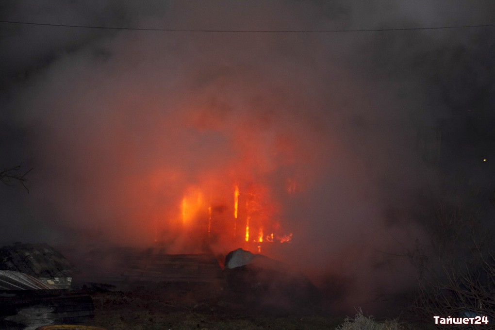 В Шелехово ночью сгорела крыша большого дома и веранда