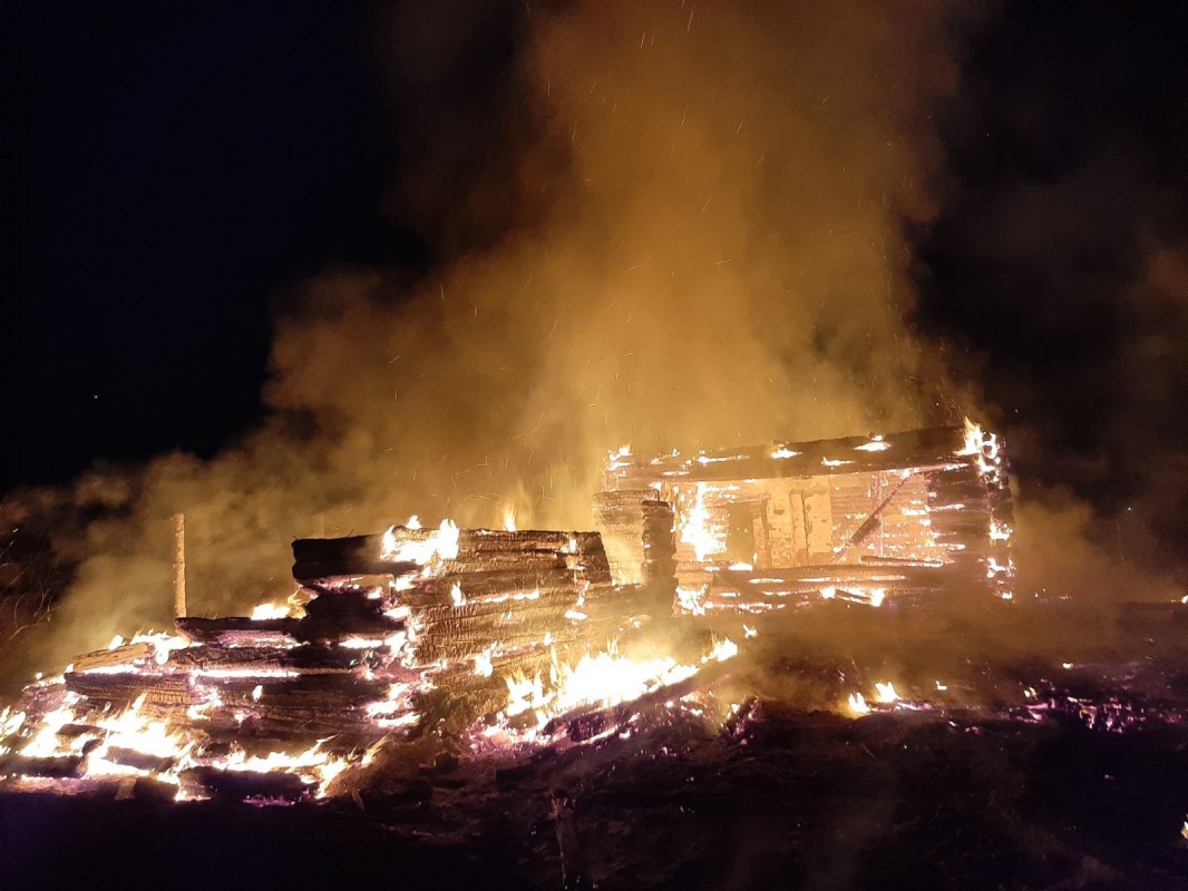 В Октябрьском продолжают гореть заброшенные дома. Фоторепортаж