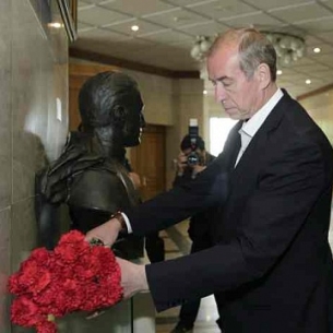Сергей Левченко возложил цветы к бюсту Николая Челнокова в Москве