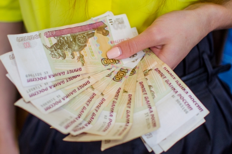 В каких сферах россиянам урезали зарплату из-за коронавируса