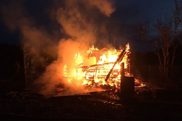 Дачный дом сгорел в садоводстве под Усть-Илимском из-за выброшенного окурка