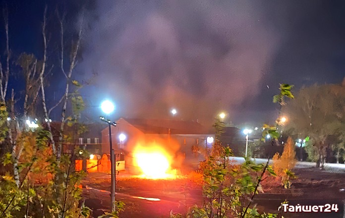 В Тайшете ночью сгорел сортир, оставшийся после сноса домов
